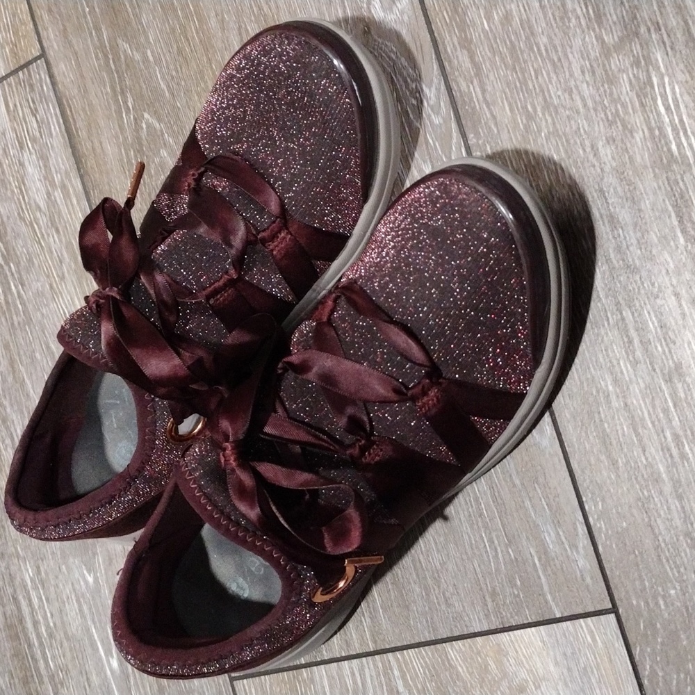 Bzees dark red sneakers with ribbon laces. Size 6
